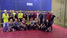Kaikki playoffsjoukkueet yhteispotretissa pelien päätteeksi. Kuva: JSK Squash