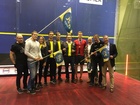 Mestari ja kannustusjoukot taiston tauottua.